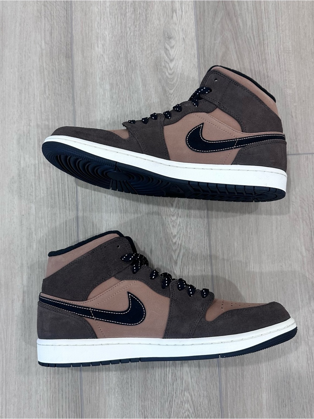 NWOB Jordan 1 Mid SE dark chocolate sneakers size 10.5 brown suede